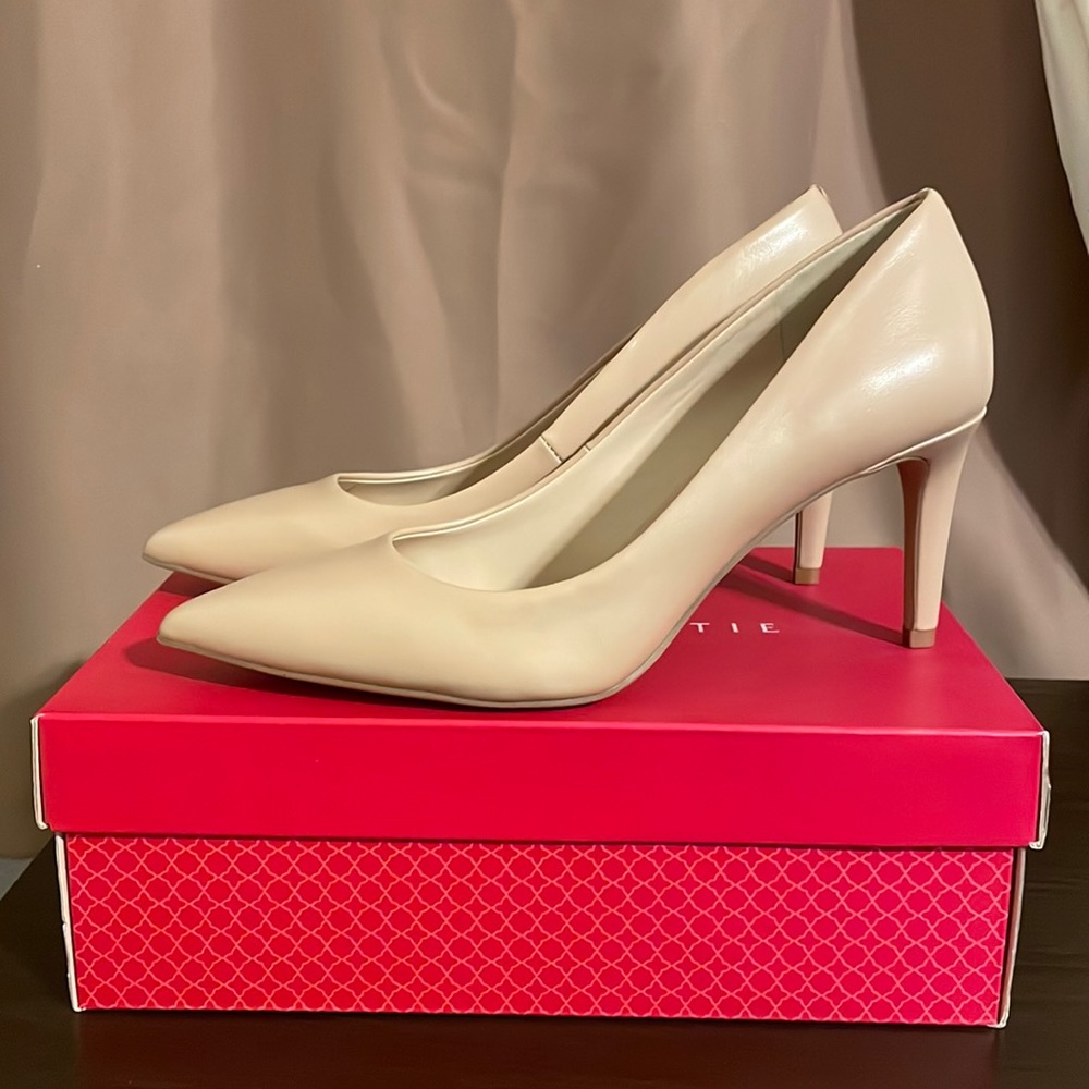 NEW! In box! Sz. 9M Kelly & Katie Misha Nude Pumps